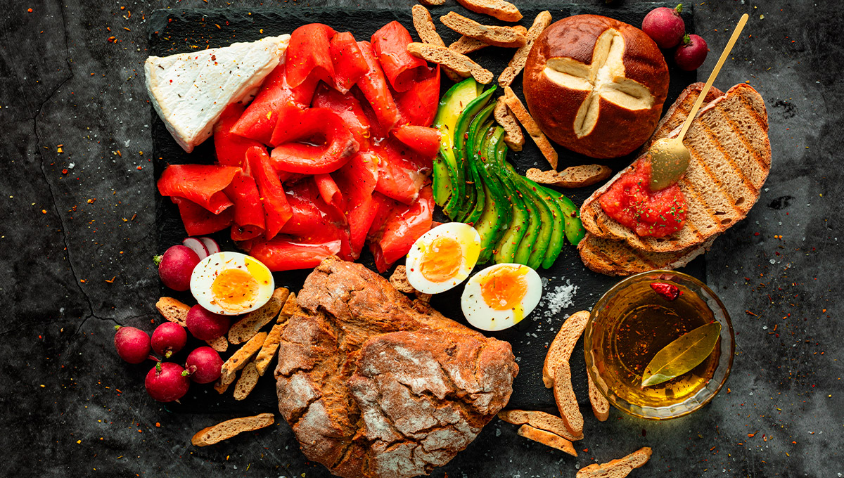 preparar almuerzo con salmon ahumado rojo y aguacate