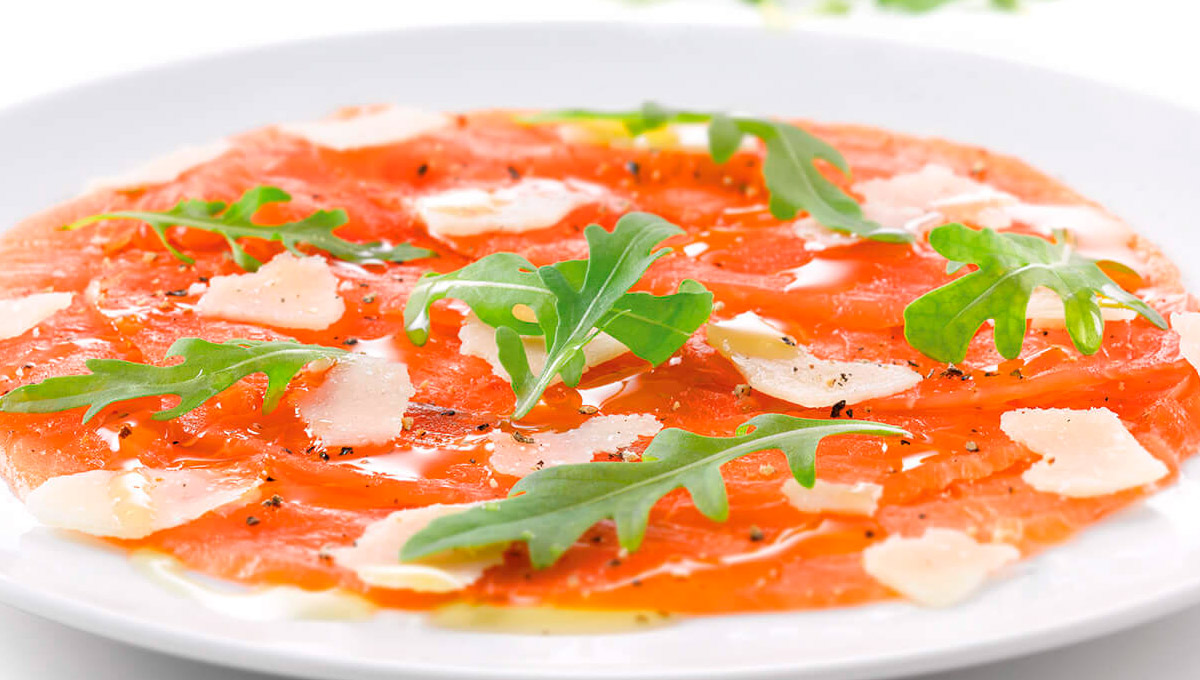 preparacion de carpaccio de salmón ahumado con rucula y queso parmesano