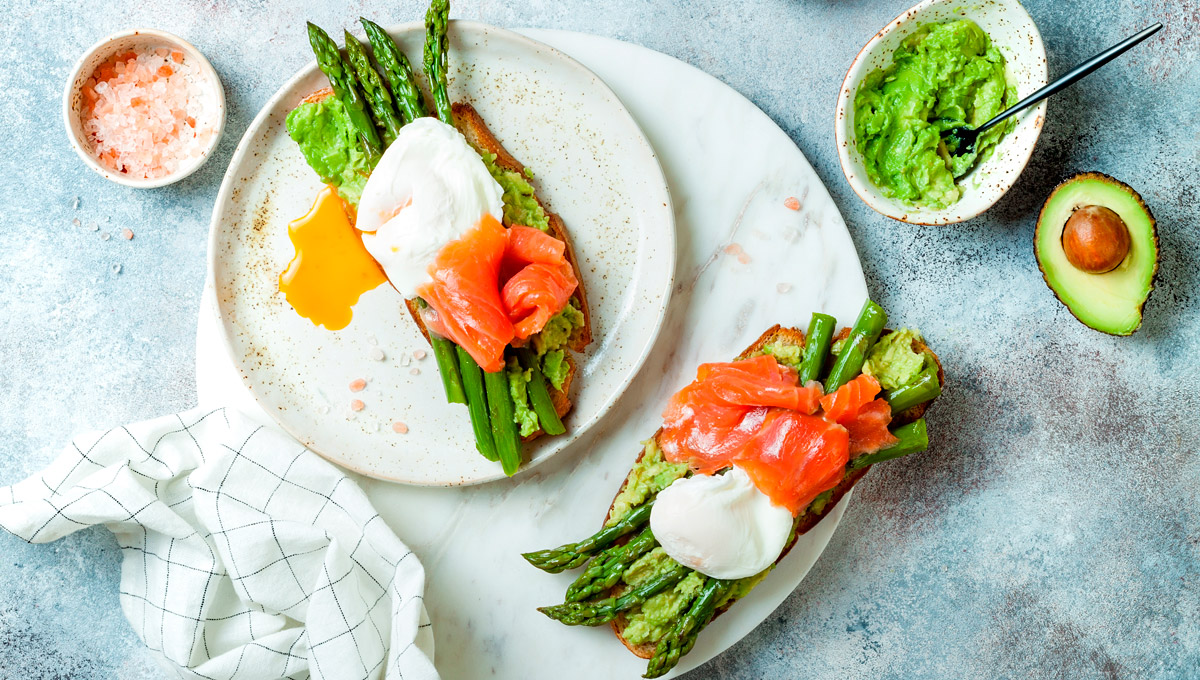 tosta de salmon marinado con esparrragos trigueros y huevo poche