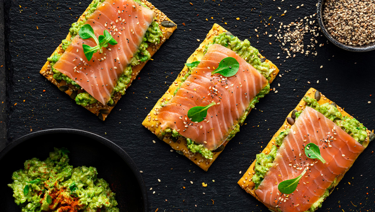 pincho de tosta con salmon ahumado y aguacate