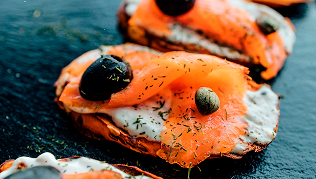 como preparar tostas de salmon en avove y salsa tartara