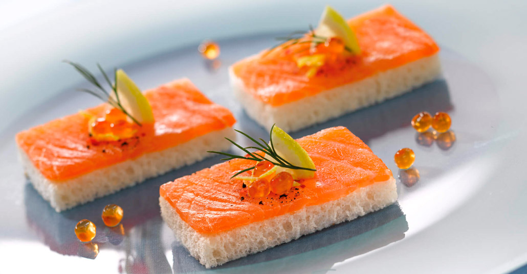 pinchos de salmon ahumado y aguacate