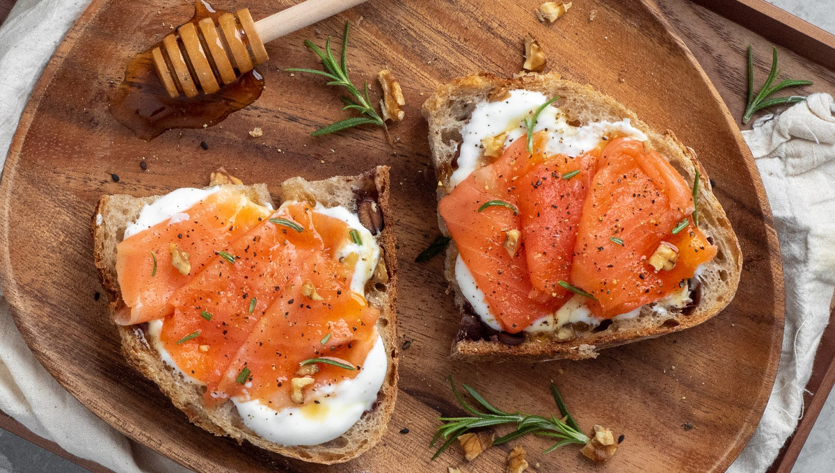 smoked salmon with toast