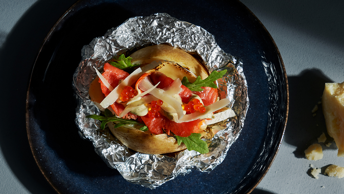Patata asada de feria con salmón rojo de Alaska, queso Brie, mahonesa de trufa, rúcula y huevas de trucha 1 cabecera patata asada skandia