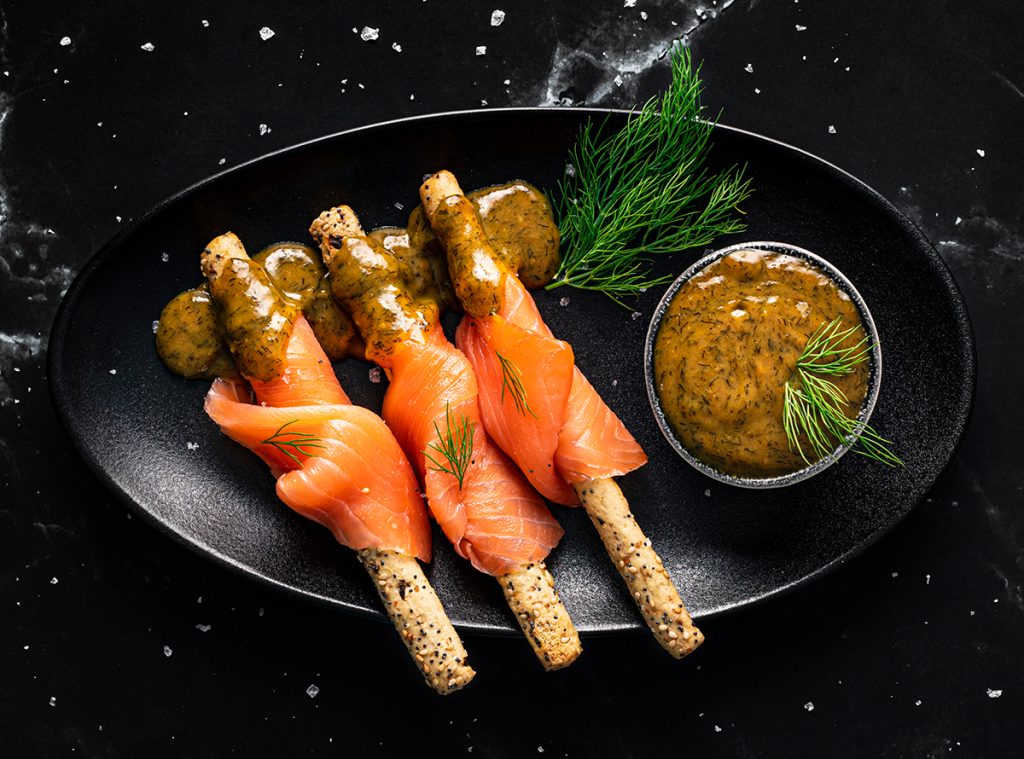 Con Stick Sticks de Salmón con Salsa de Mostaza y Eneldo - Skandia Ahumados