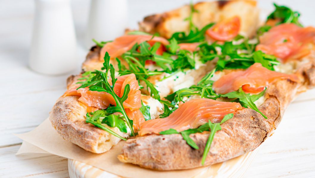 receta de pizza con salmon y rucula