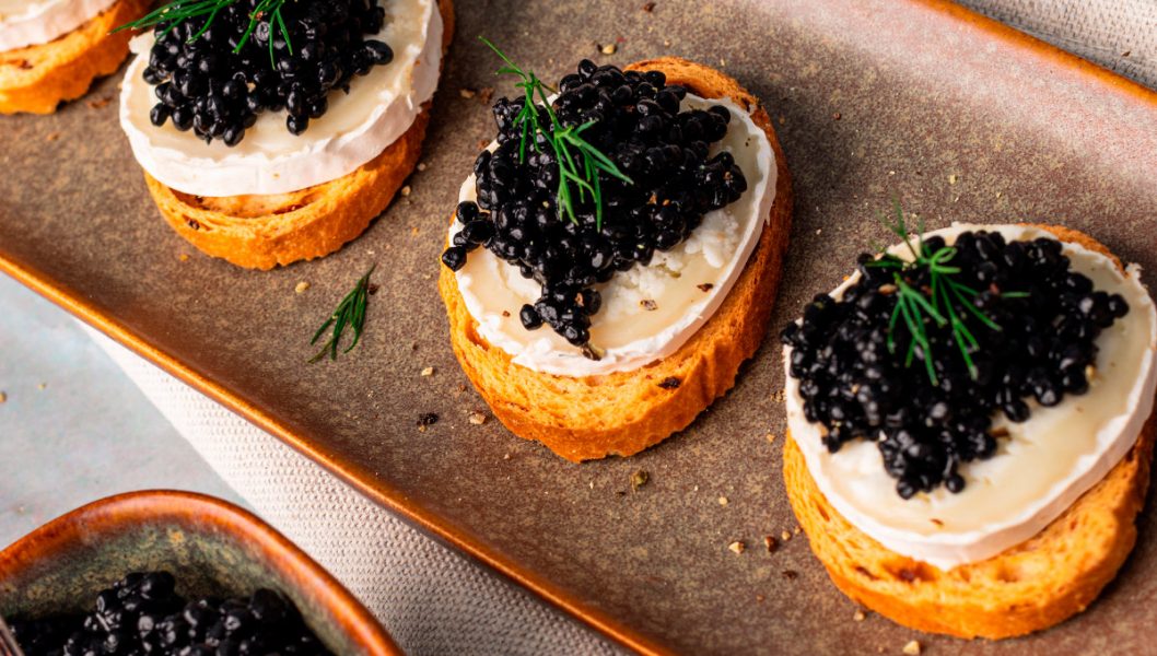 canapes de caviar y queso de cabra